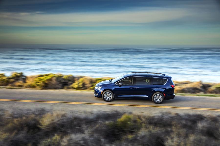  Chrysler Pacifica Hybrid Limited (RU) 2016 года  (фото 28 из 40)